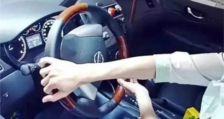 车子上的方向盘怎么打 车的方向盘怎么打的方法视频