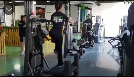 健身房里练背的器械怎么用 健身房练背的器材怎么用
