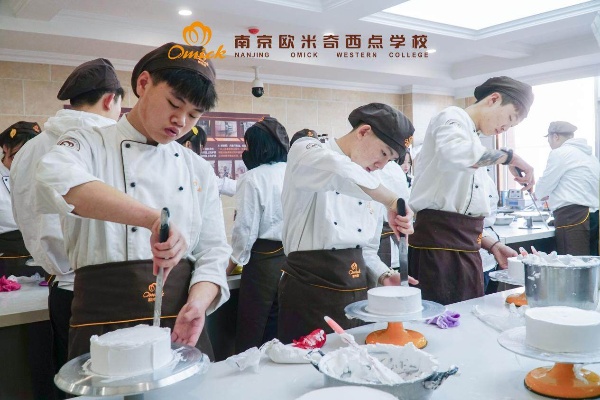 上海学烘焙diy哪里好 上海烘焙学校一般学费是多少